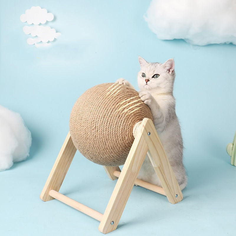 Chat qui utilise un griffoir en forme de boule en sisal