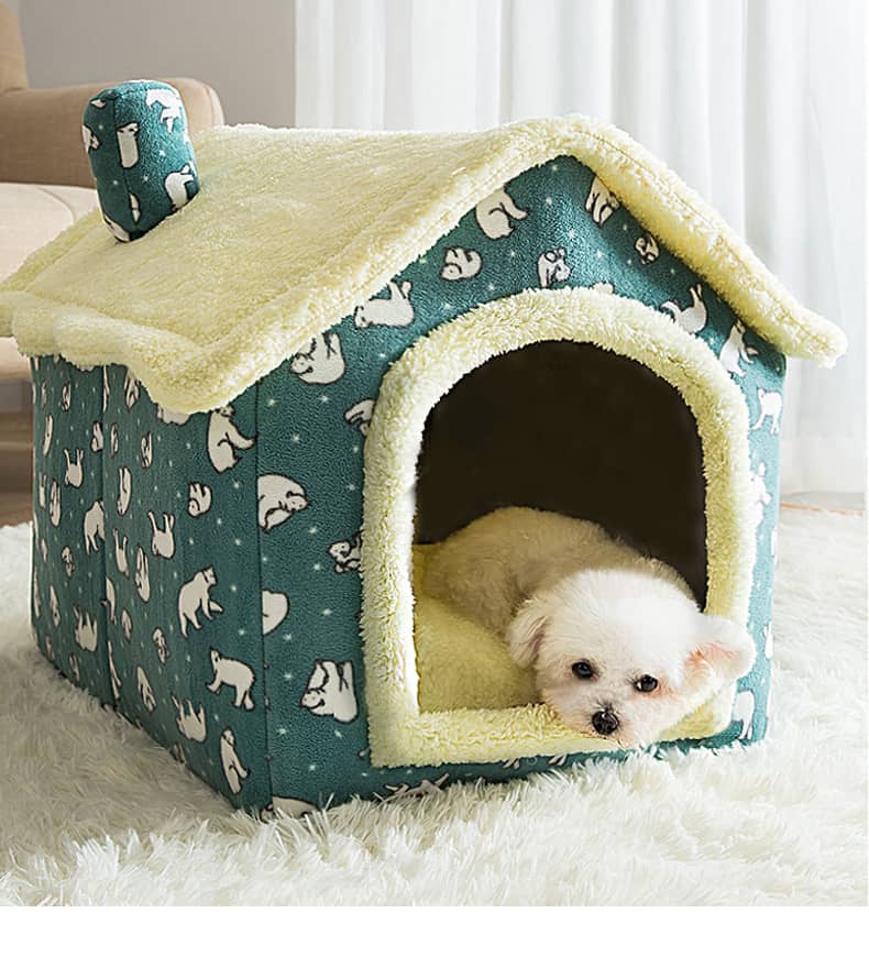 Chien dans un lit en forme de maison pour chien et chat