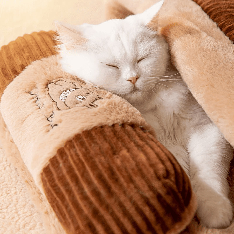 Chaleur et confort optimaux grâce à notre lit sac de couchage pour chat