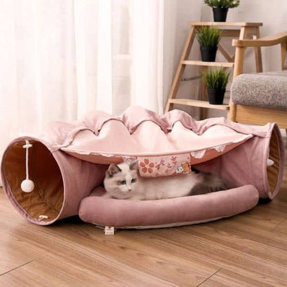 Chat dans un lit pliable rose avec tunnel pour chat