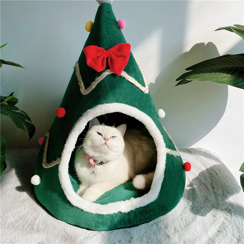 Design festif et amusant de notre couchage lit sapin de Noël pour chat