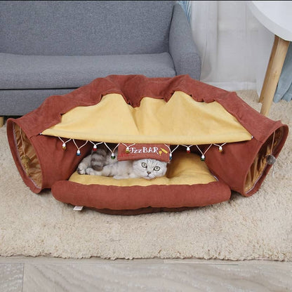 Chat dans un lit pliable en forme de guinguette 