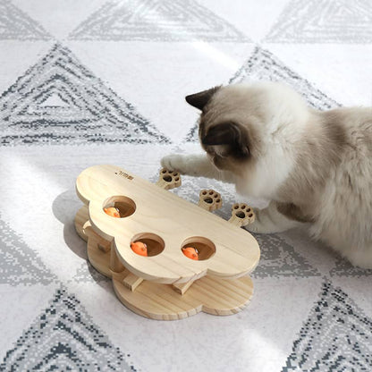 Chat qui joue avec un puzzle de chasse en bois à 3 trous pour chat