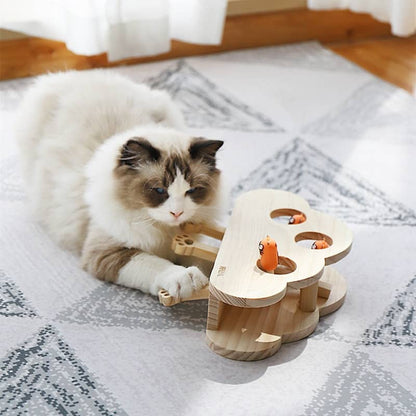 Chat qui joue avec un puzzle de chasse en bois à 3 trous pour chat