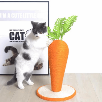 Chat qui fait ses griffes sur un griffoir pour chat en forme de carotte