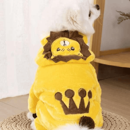 Chien avec un pyjama lion pour animaux