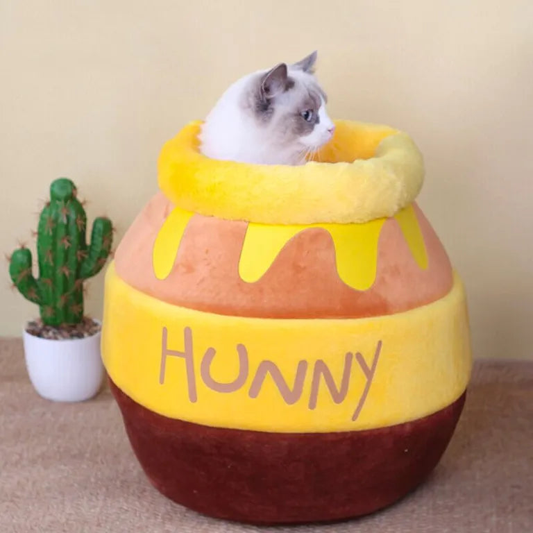 Chat dans un lit en forme de pot de miel pour chat