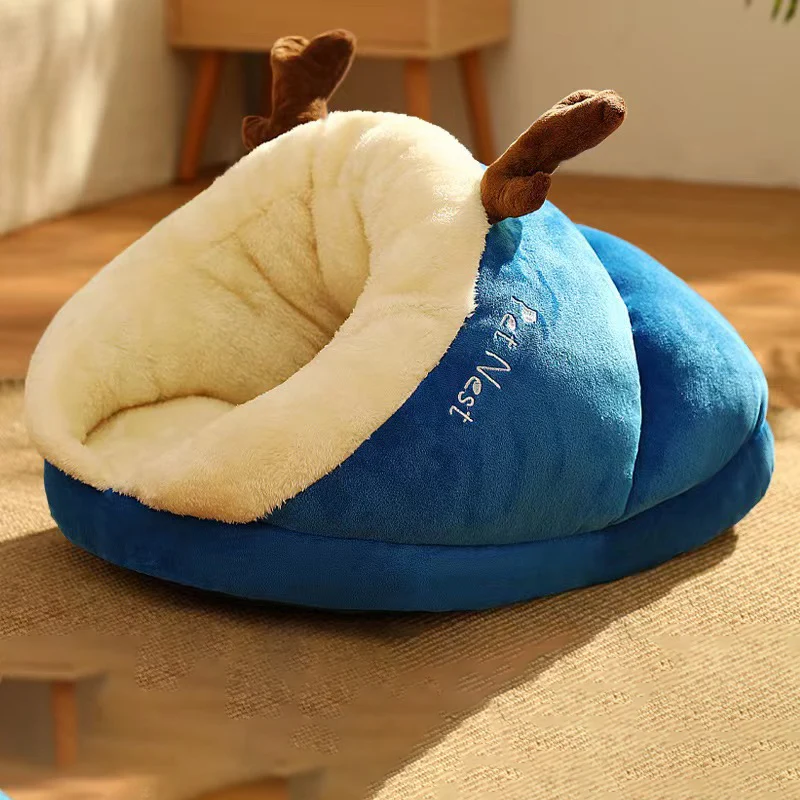 Couchage bleu en forme de pantoufle pour chien et chat