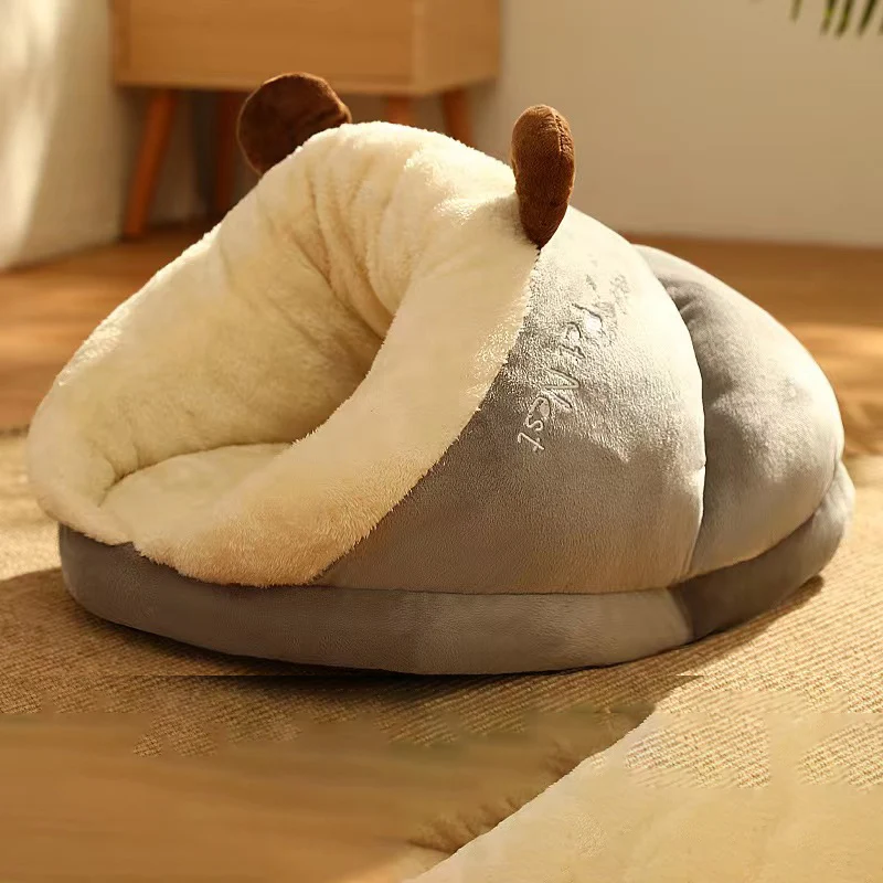 Couchage gris en forme de pantoufle pour chien et chat