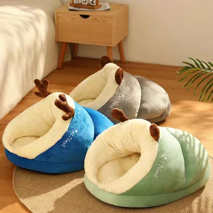 Différents coloris de notre couchage en forme de pantoufle pour chien et chat
