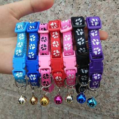 Différents coloris du collier pour chat avec clochette
