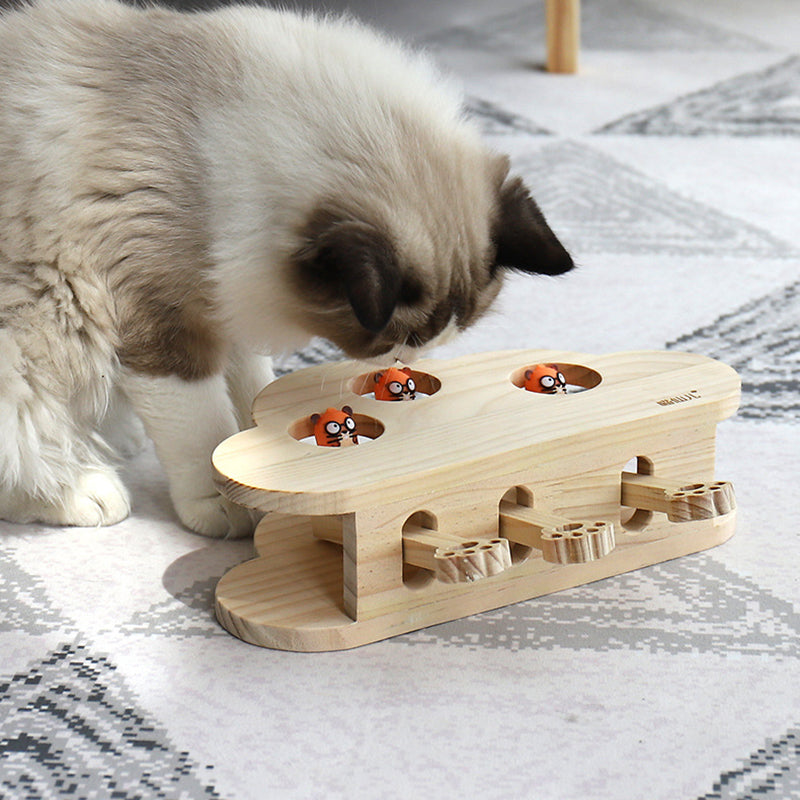 Chat qui joue avec un puzzle de chasse en bois pour chat
