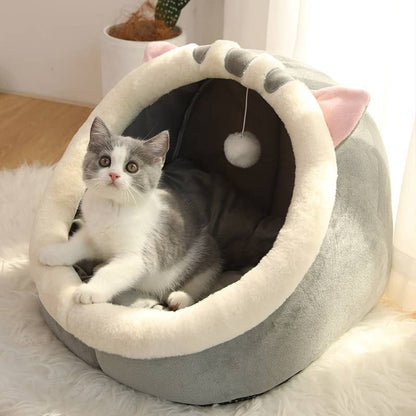 Chat dans un lit en forme d'animaux