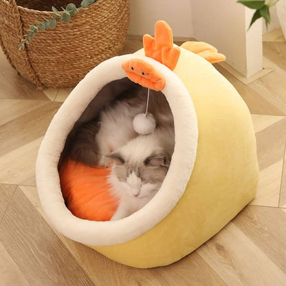 Chat dans un lit en forme de poulet