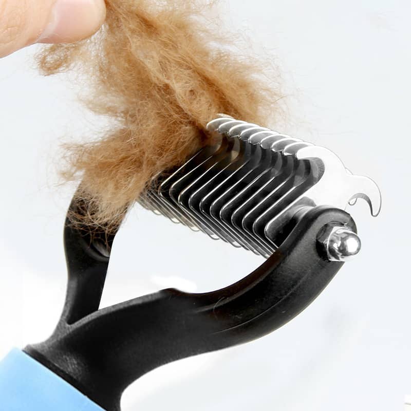 Enlever les poils d'une brosse pour chien et chat